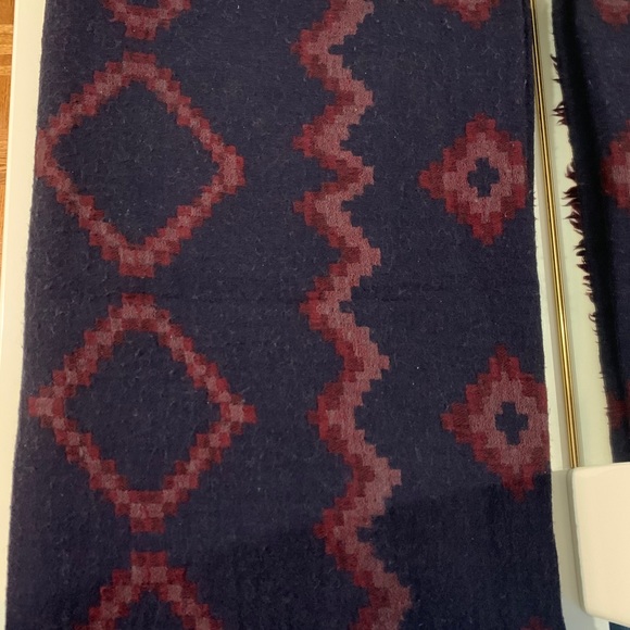 Aritzia Reversible Blanket Scarf - Picture 3 of 4